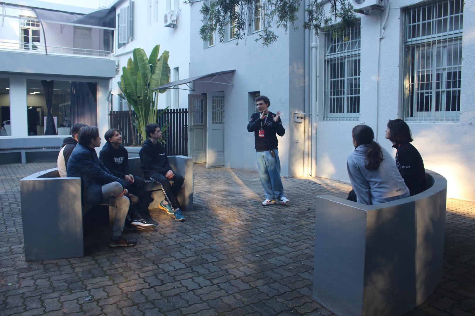  Reunião de pré-embarque para o Canadá prepara estudantes do Year 9 da IENH para intercâmbio