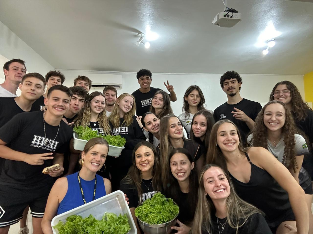 2ª série B do Ensino Médio da Unidade Fundação Evangélica transforma plantação em deliciosas receita