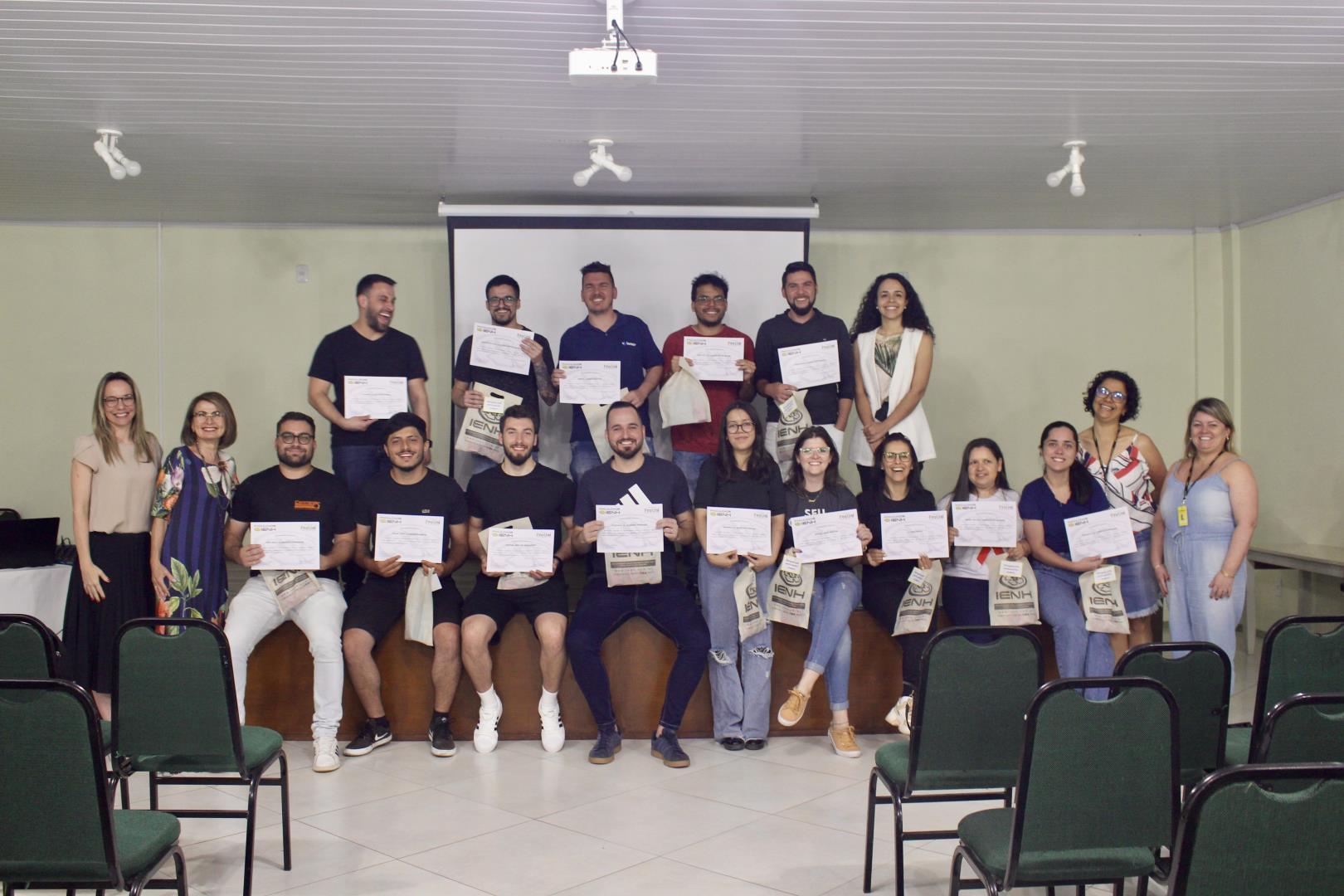 Acadêmicos de Administração da Faculdade IENH apresentam projetos no Fórum Social