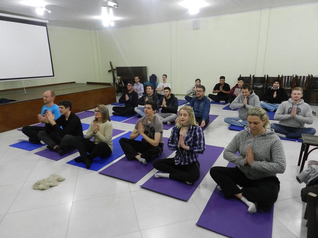 Acadêmicos praticam Hatha Yoga na aula de Desenvolvimento de Pessoas e Lideranças