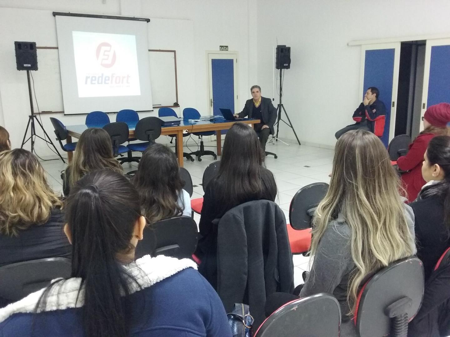 Acadêmicos realizam visita técnica na sede administrativa da RedeFort Mercados