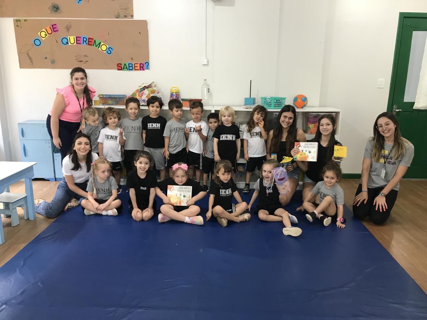 Alunas da IENH visitam turma da Educação Infantil para falar sobre o livro “Monstros Escolares”