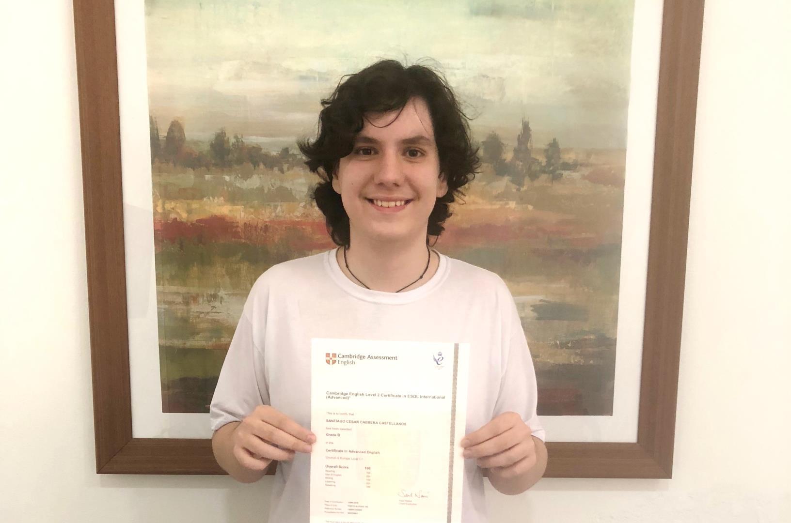 Aluno da 3ª série do Ensino Médio recebe certificado Avançado de Cambridge Aluno da 3ª série do Ensino Médio recebe certificado Avançado de Cambridge
