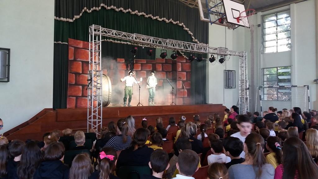 Alunos assistem peça teatral e comemoram o Dia da Criança