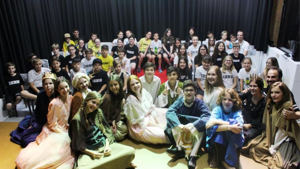 Alunos bilíngues apresentam peça teatral em inglês na Unidade Fundação Evangélica Alunos bilíngues apresentam peça teatral em inglês na Unidade Fundação Evangélica