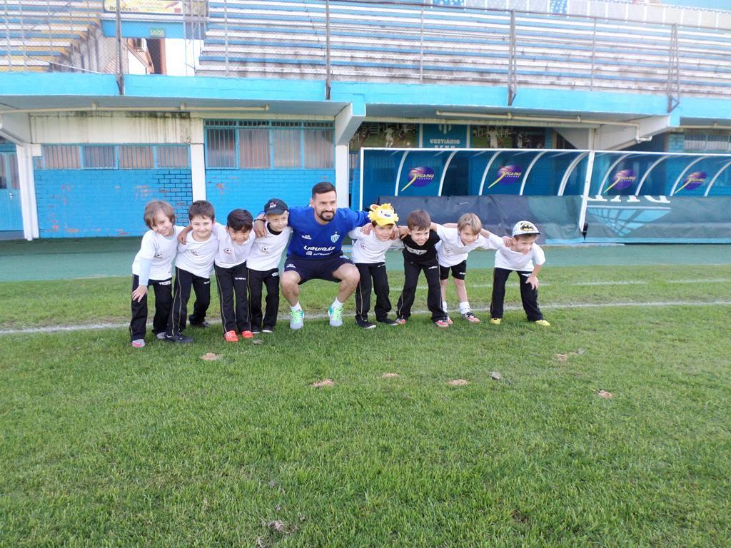 Alunos da Educação Infantil visitam o estádio do ECNH e finalizam os estudos sobre o futebol