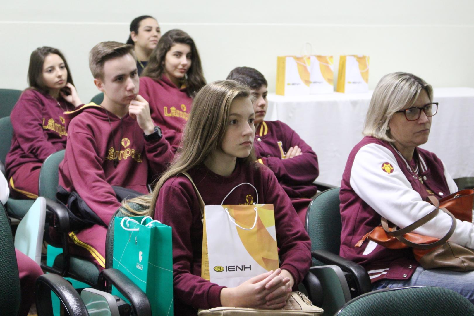 Alunos da Escola Lâmpada Mágica visitam Unidade Fundação Evangélica