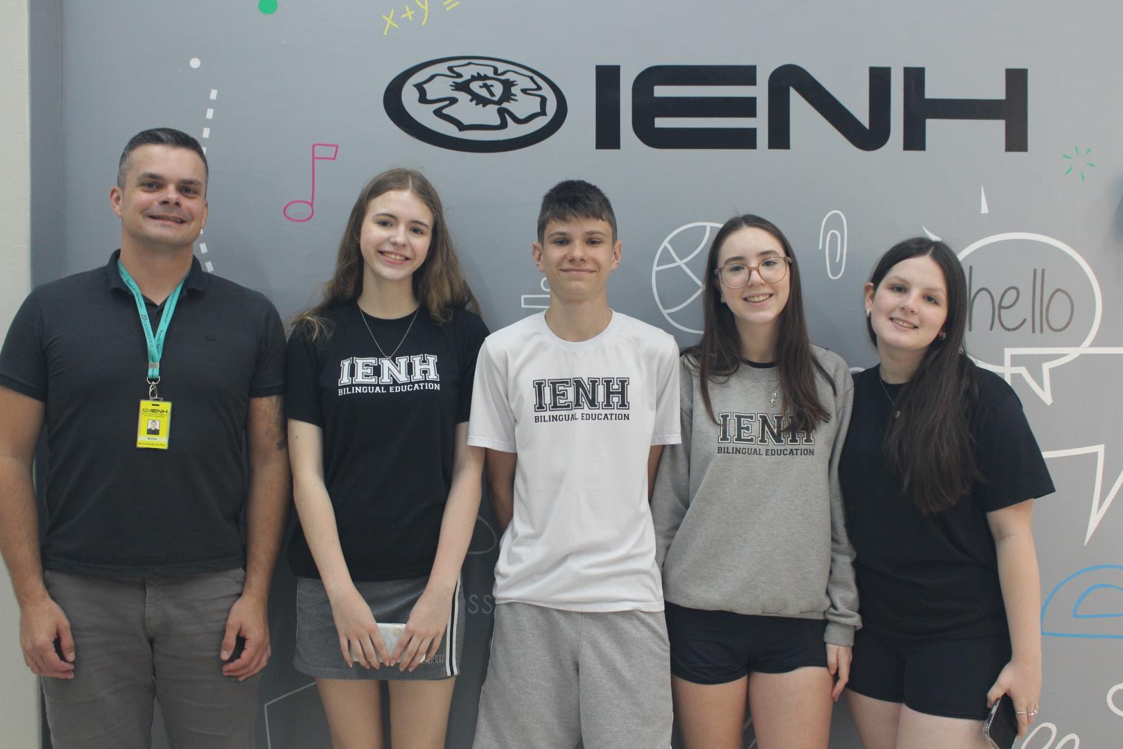 Alunos da IENH avançam para a segunda fase de competição internacional de debates Alunos da IENH avançam para a segunda fase de competição internacional de debates