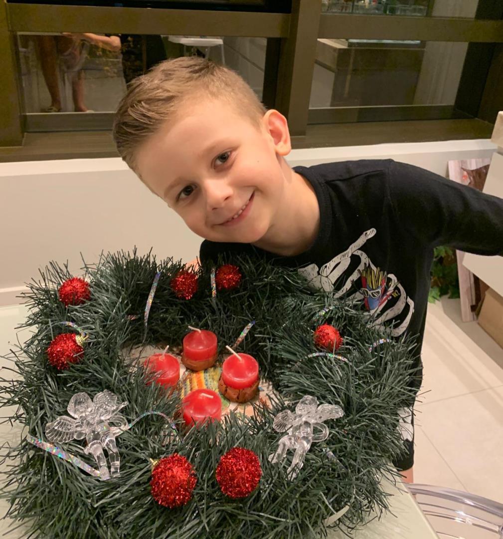 Alunos da IENH confeccionam Coroa de Advento Alunos da IENH confeccionam Coroa de Advento