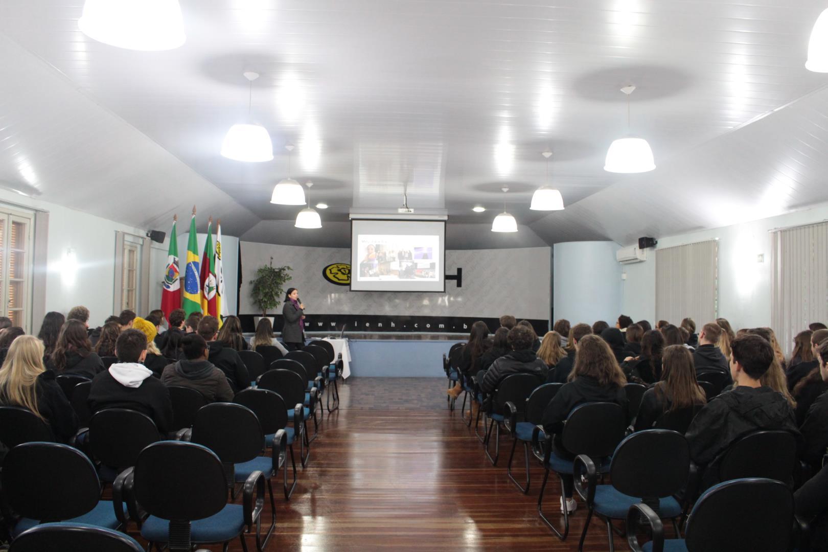 Alunos da IENH participam de palestra com estudante de faculdade do Oriente Médio Alunos da IENH participam de palestra com estudante de faculdade do Oriente Médio