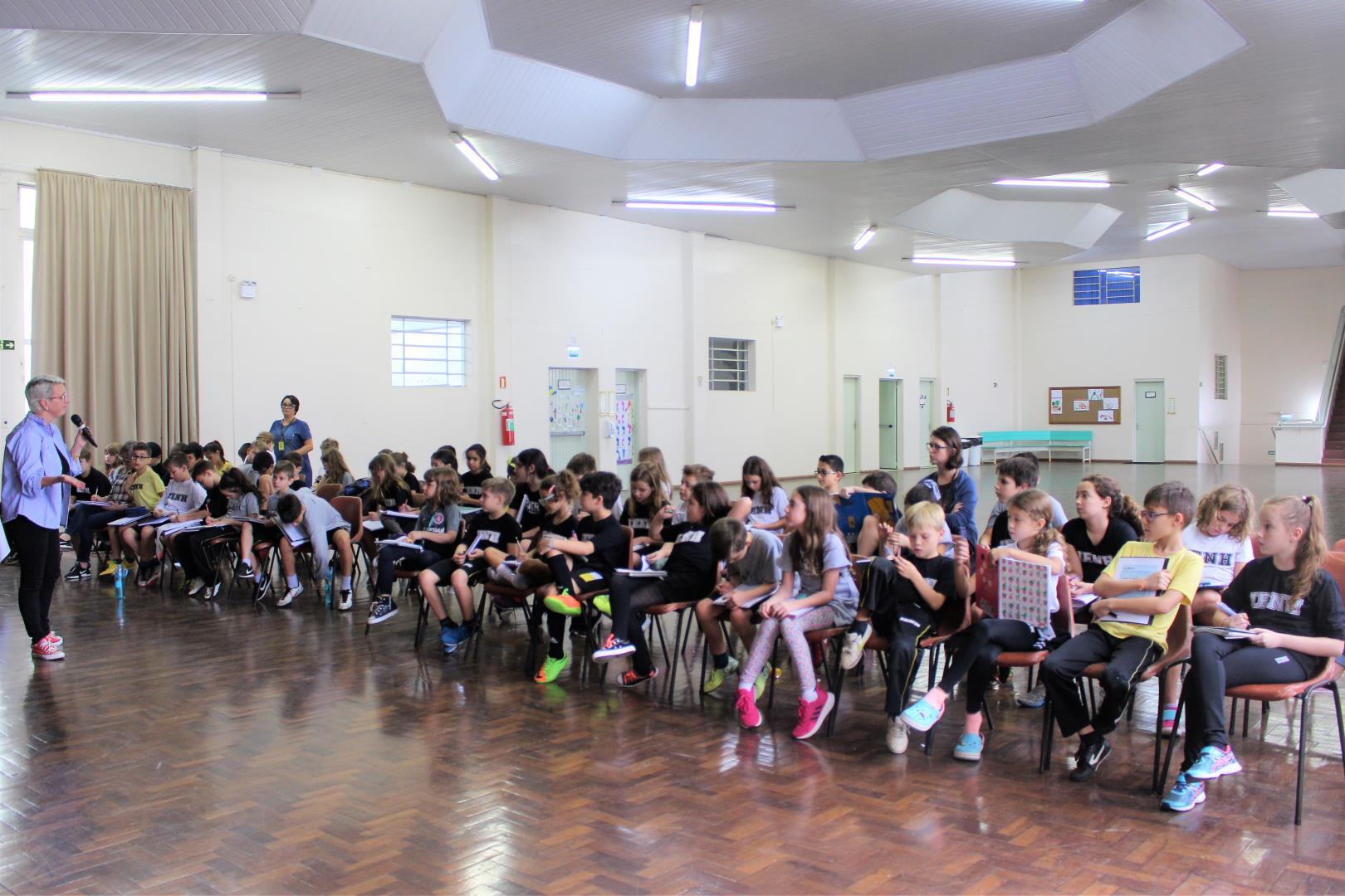 Alunos da IENH têm palestra com representante do Departamento de Limpeza Urbana de Novo Hamburgo