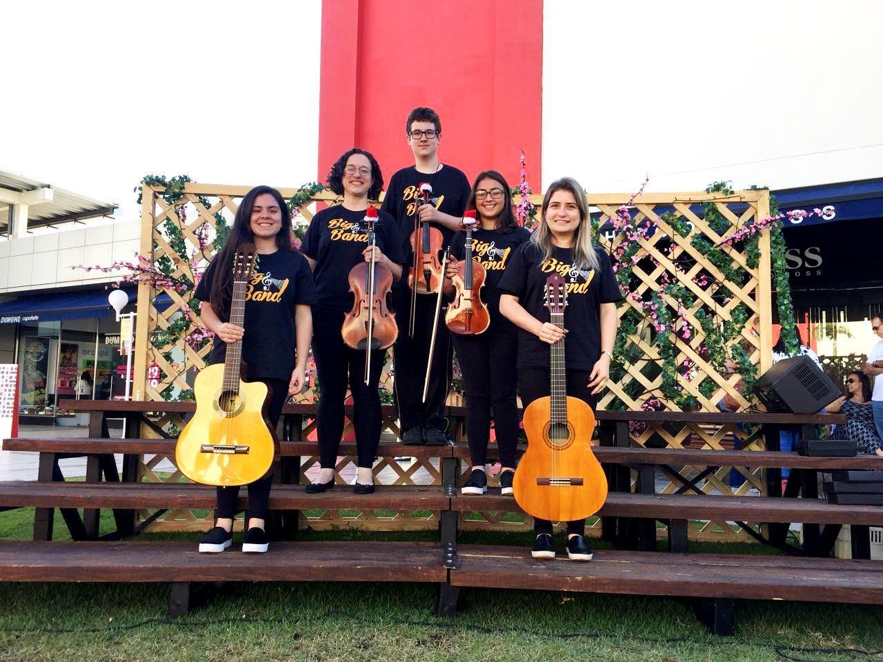 Alunos da IENH realizam apresentação musical natalina no I Fashion Outlet Novo Hamburgo