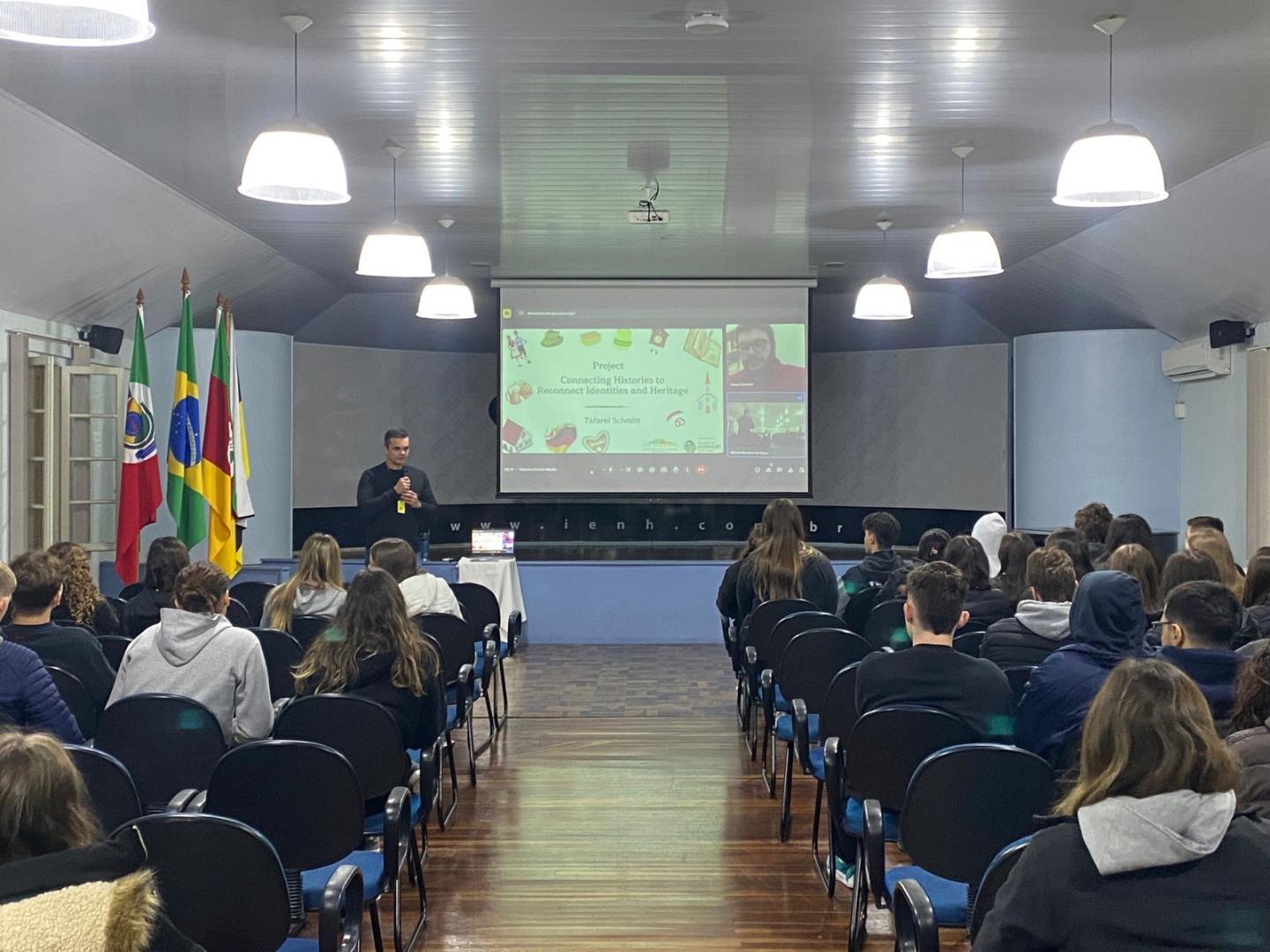 Alunos da Unidade Fundação Evangélica participam de palestra sobre a Imigração Alemã