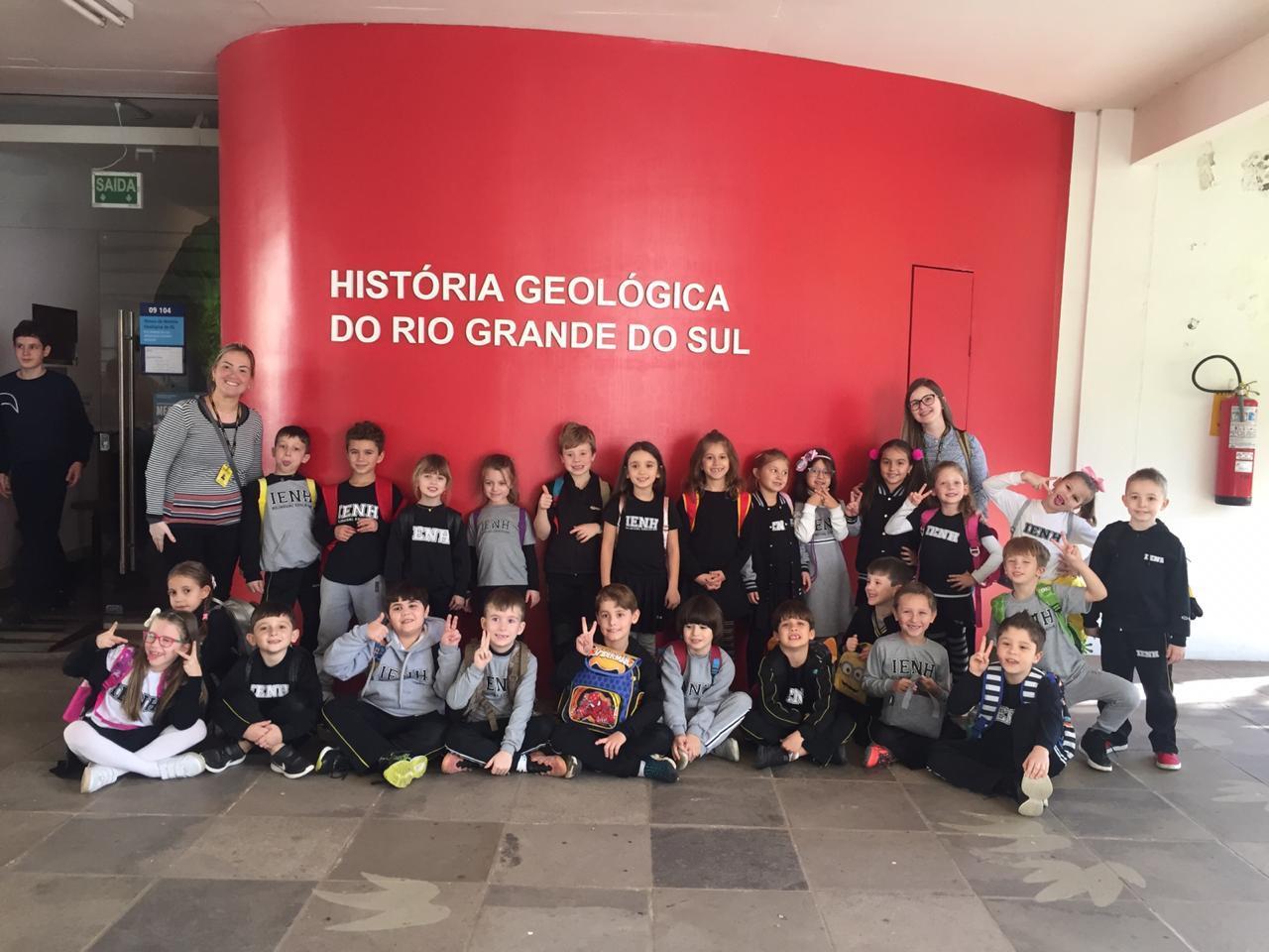 Alunos do Ensino Fundamental visitam o Museu de História Geológica do Rio Grande do Sul