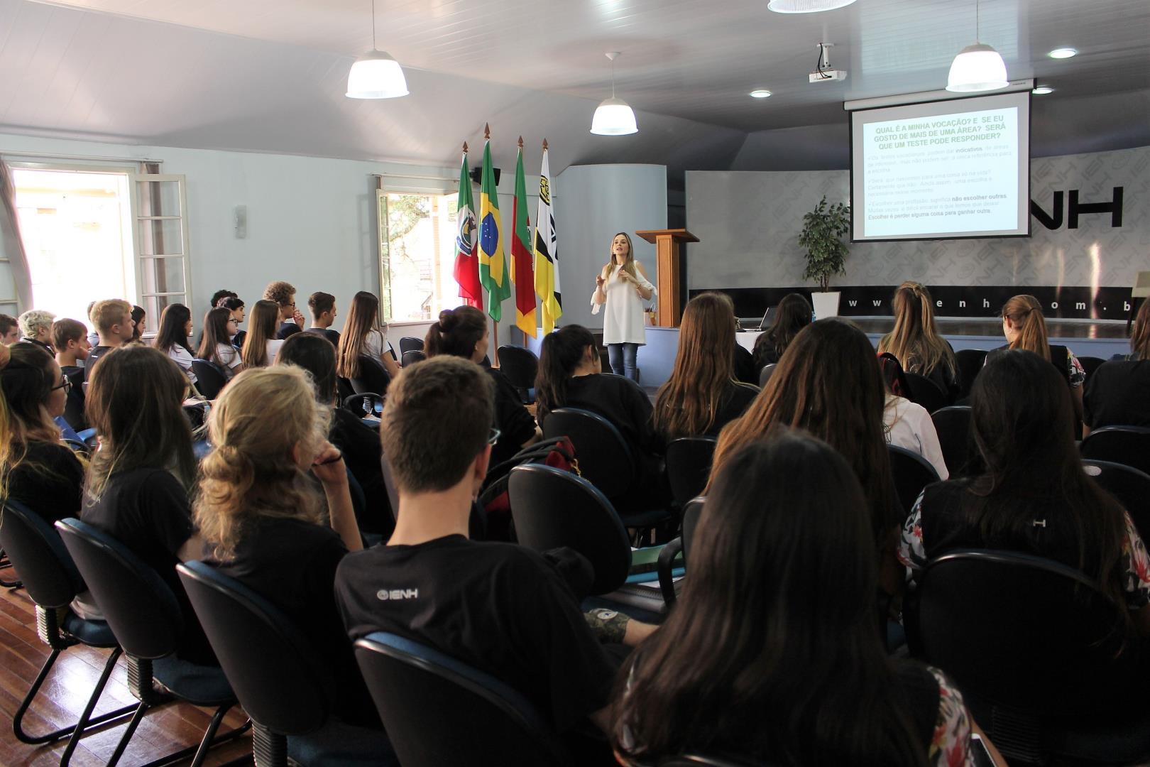 Alunos do Ensino Médio da IENH recebem orientação profissional