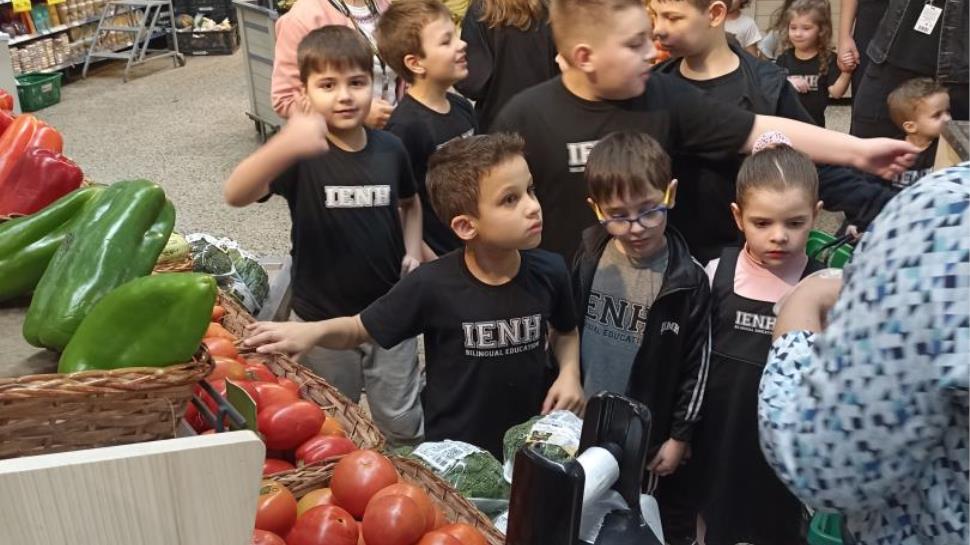 Alunos do Espaço Brincar e Criar da Unidade Pindorama visita mercado