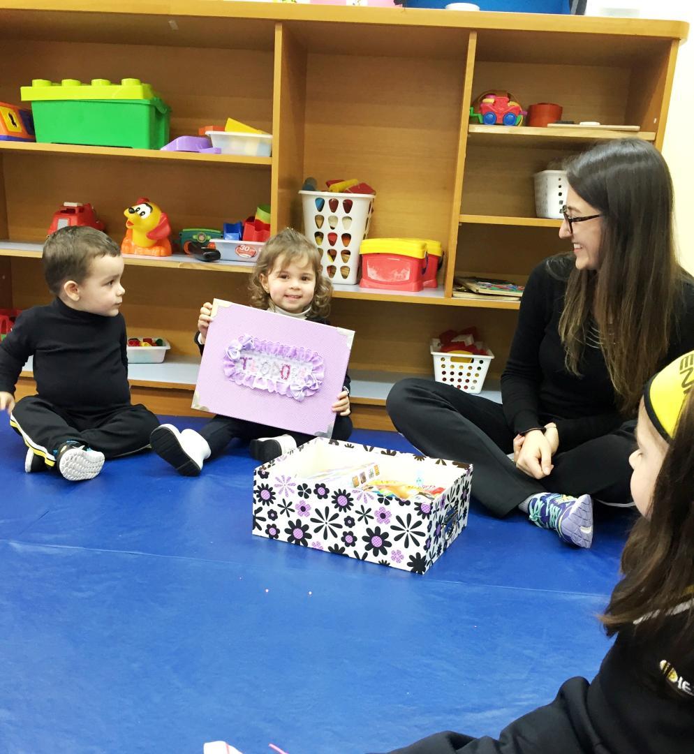 Alunos do Nível 2A realizam tema de casa especial a partir da hora do conto Alunos do Nível 2A realizam tema de casa especial a partir da hora do conto