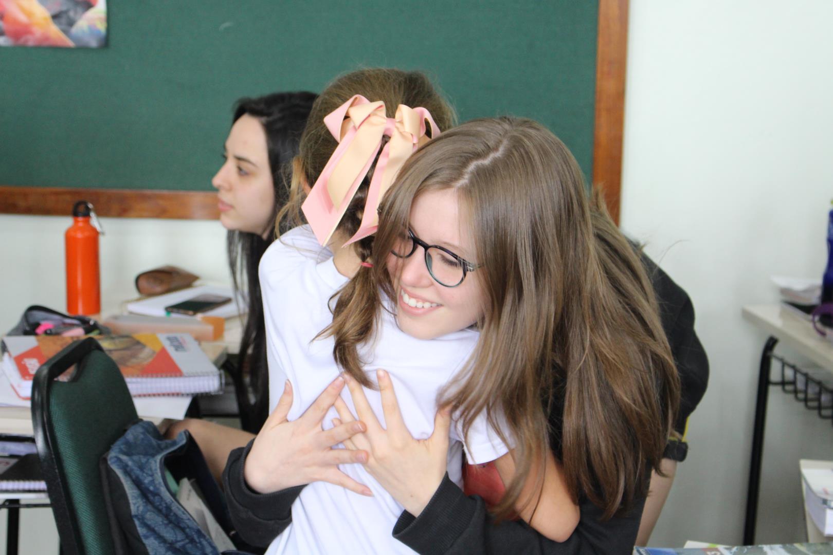 Alunos do terceirão do Ensino Médio recebem homenagens