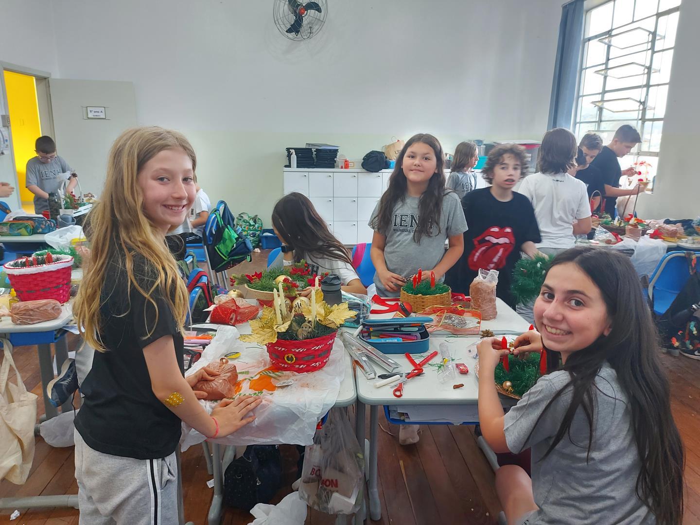 Alunos dos 5°s anos da IENH confeccionam Coroa do Advento