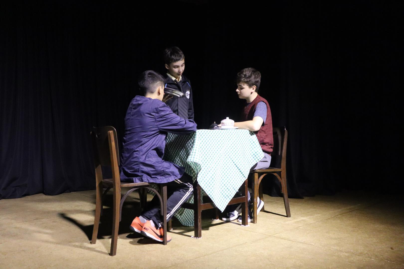 Alunos dos 7ºs anos da IENH elaboram cenas de teatro para estudos de Financial Education