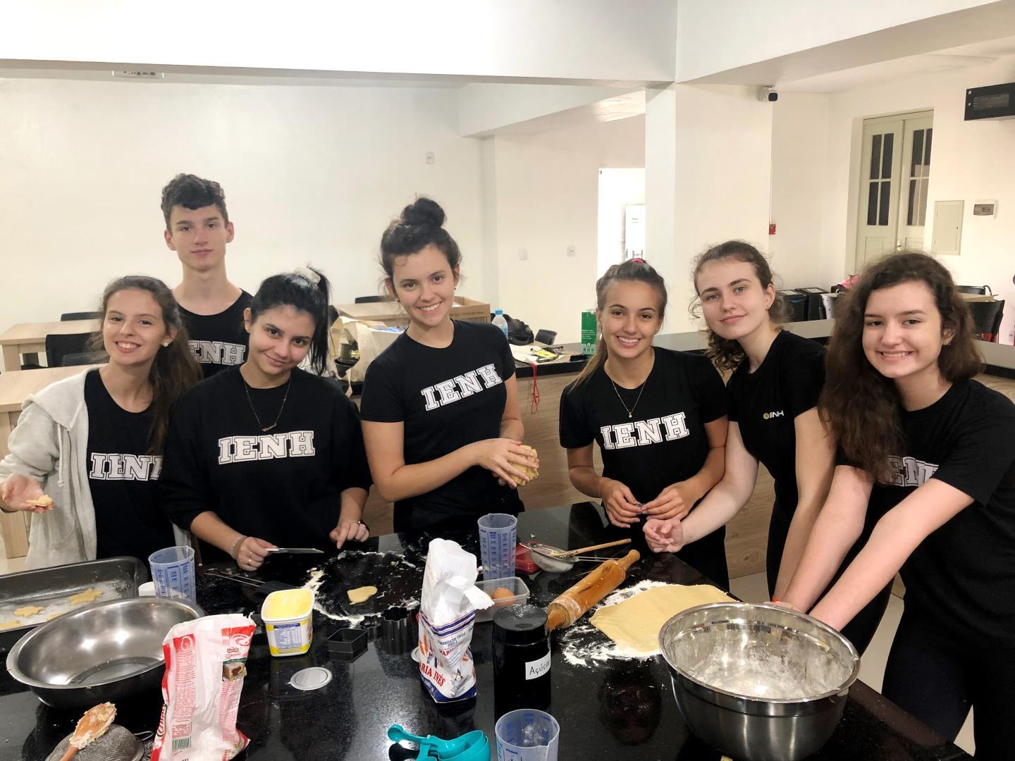 Alunos dos Estudos Avançados da Língua Inglesa participam de aula de culinária no novo Espaço Maker Alunos dos Estudos Avançados da Língua Inglesa participam de aula de culinária no novo Espaço Maker