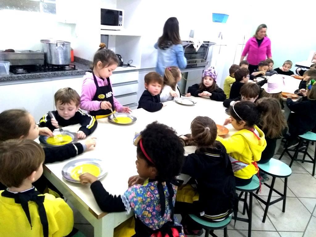 Alunos preparam omelete e desenvolvem vocabulário na aula em Inglês Alunos preparam omelete e desenvolvem vocabulário na aula em Inglês