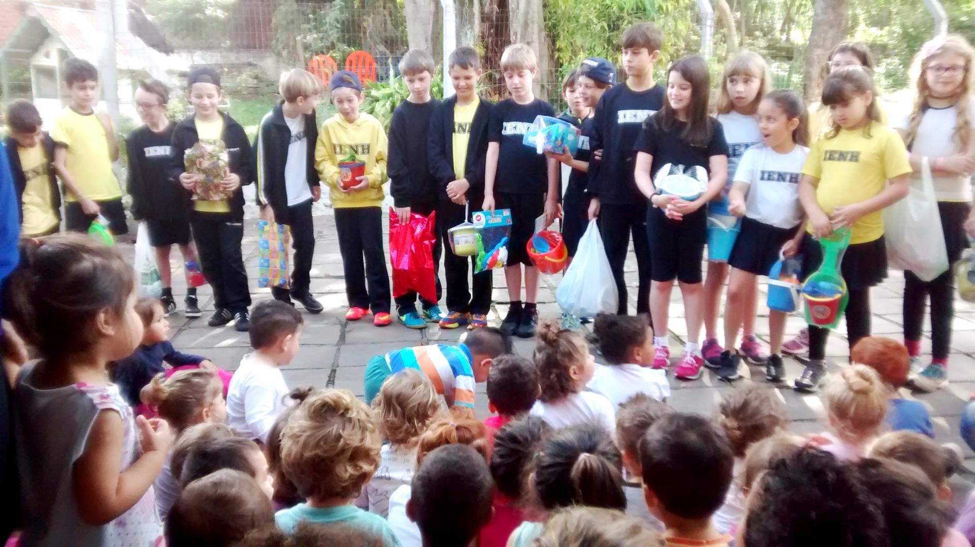 Alunos visitam e entregam brinquedos na Escola de Educação Infantil da Paz - ABEFI