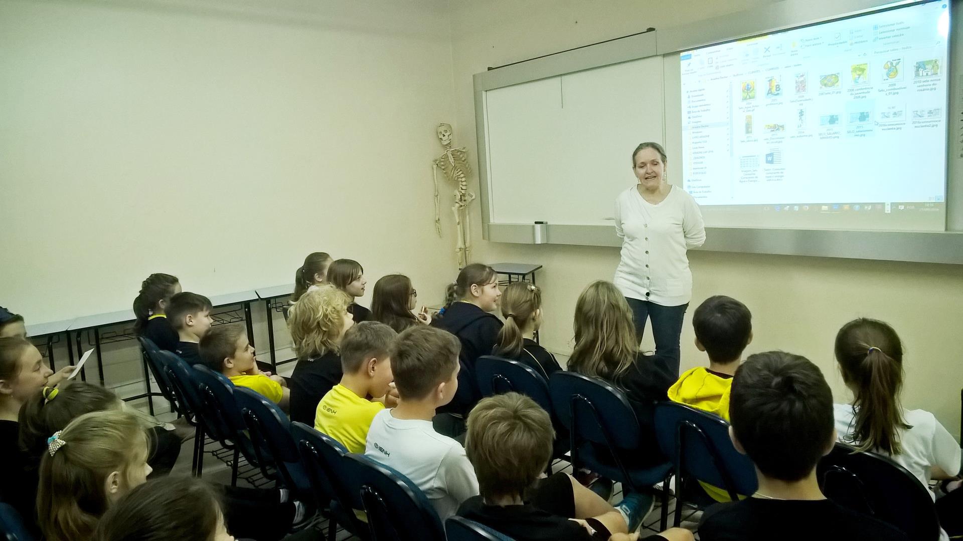 Ariadne Decker visita alunos da Unidade Oswaldo Cruz