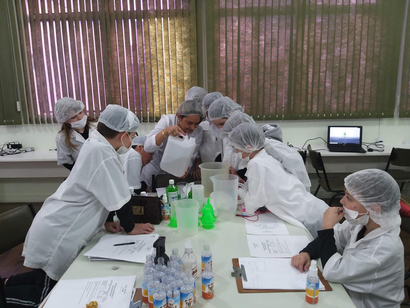 Aromatizante é produzido por estudantes do Ensino Fundamental da IENH para ressignificar a leitura Aromatizante é produzido por estudantes do Ensino Fundamental da IENH para ressignificar a leitura