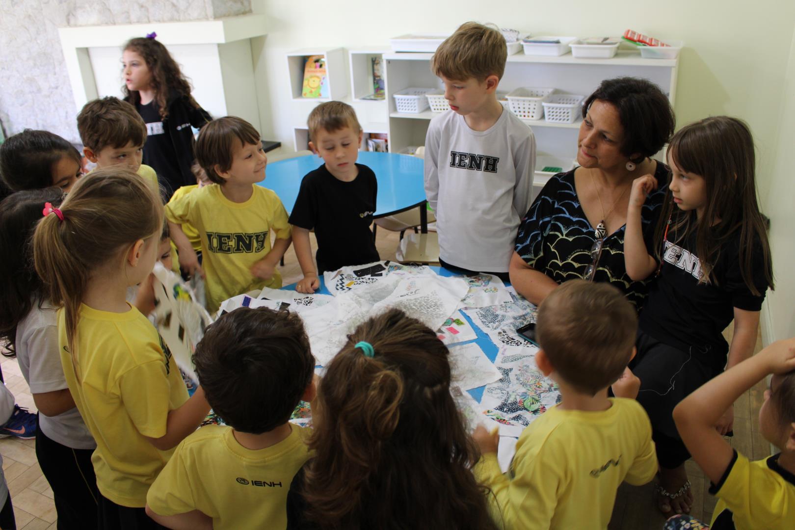 Artista plástica de Morro Reuter visita alunos do Espaço Brincar e Criar