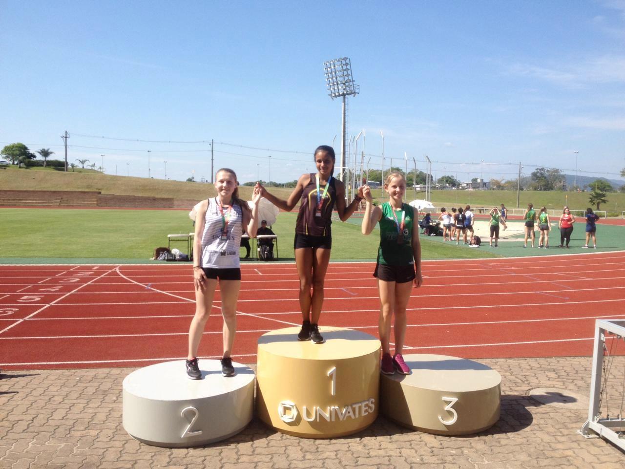 Atletismo da IENH conquista 21 medalhas no Troféu Lajeado/Univates