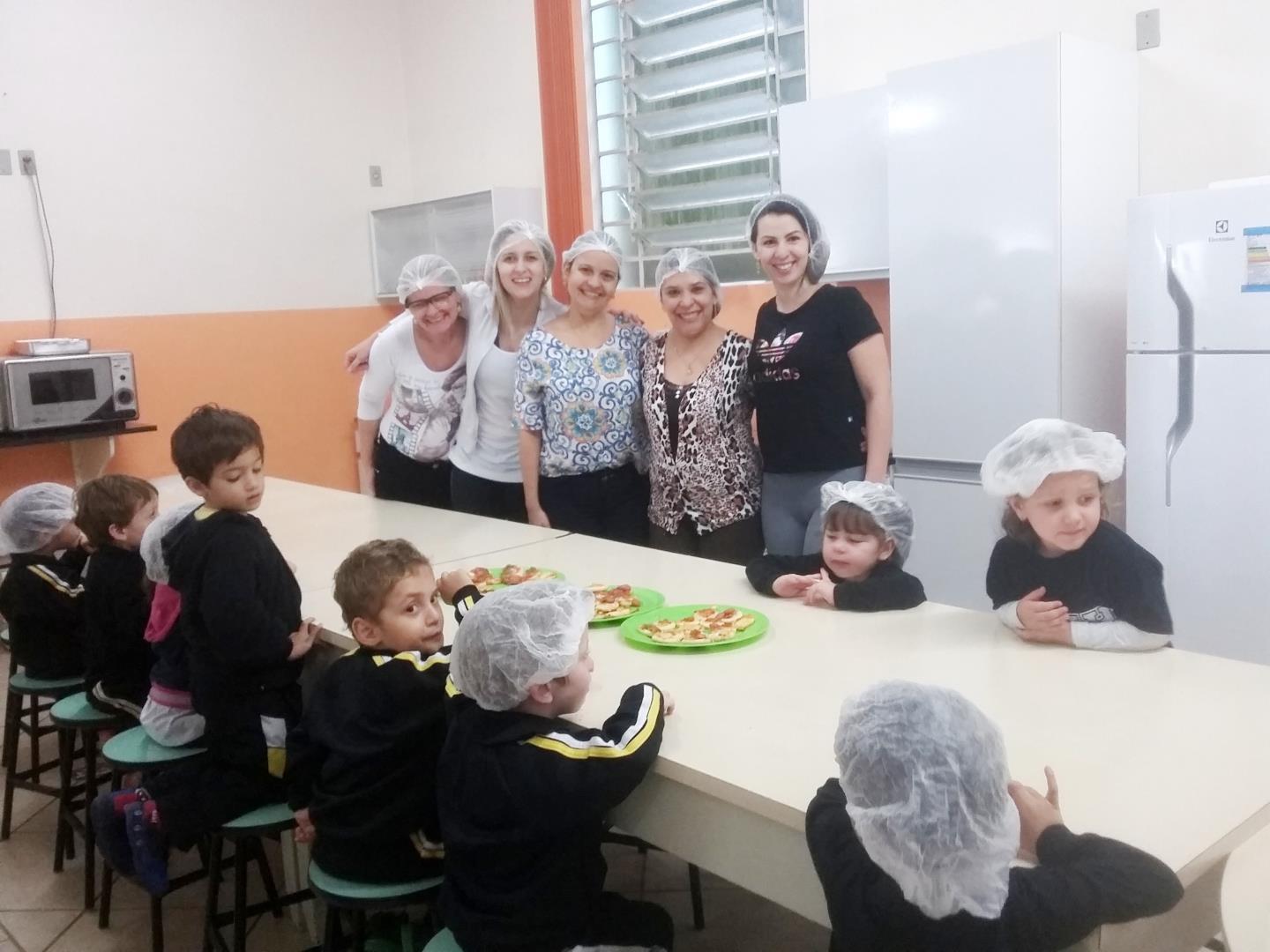 Aula de culinária com mães e alunos do Nível 2B