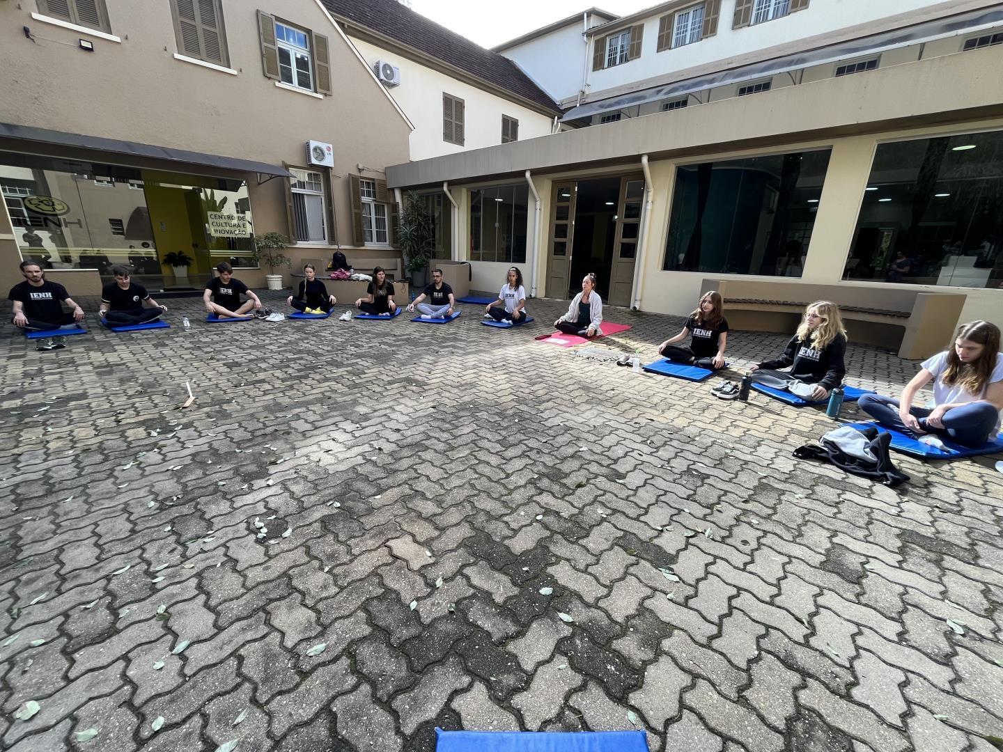 Aula de yoga é proposta em componente do Novo Ensino Médio da IENH