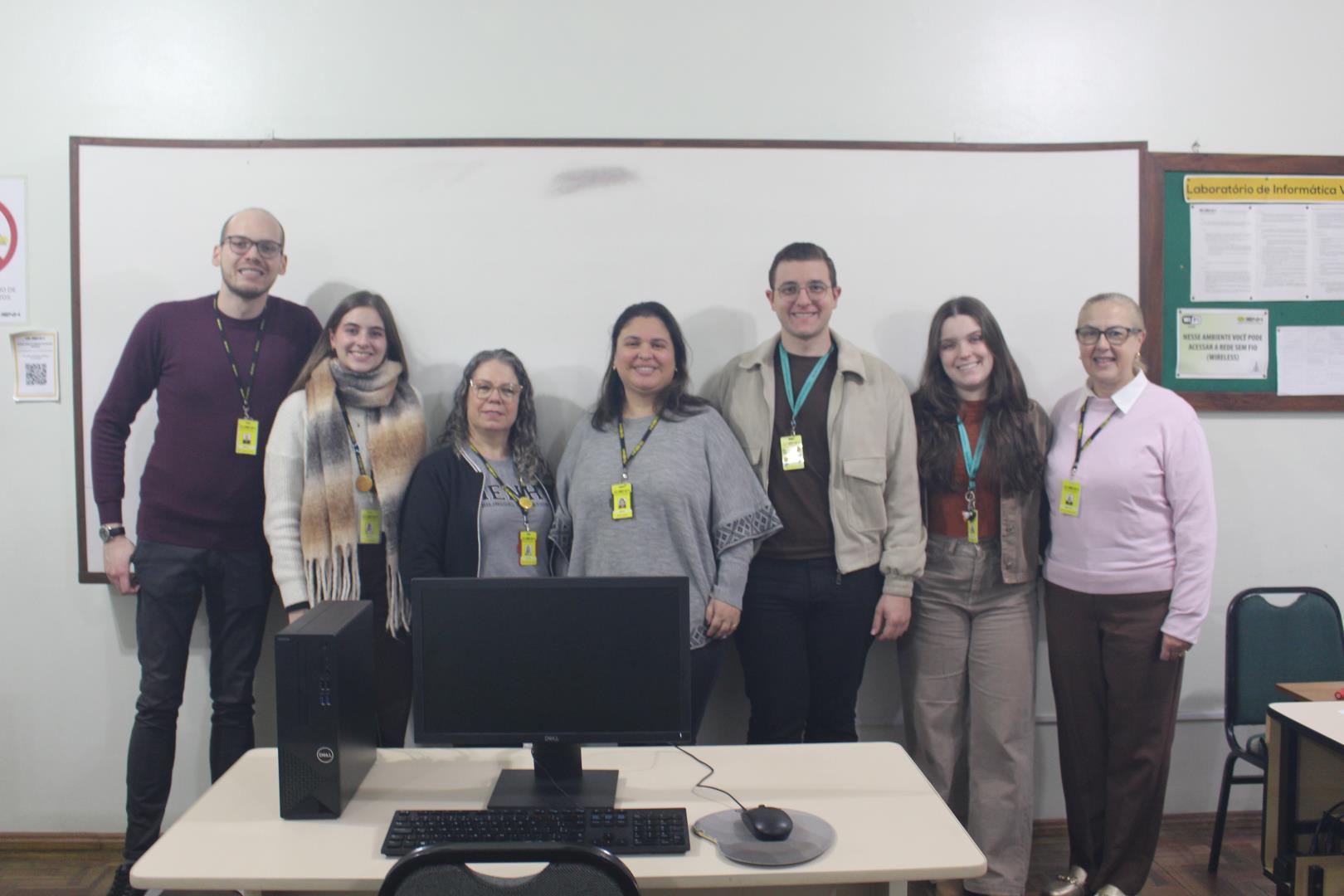 Auxiliares de ensino da IENH realizam formação sobre ferramentas digitais na prática escolar