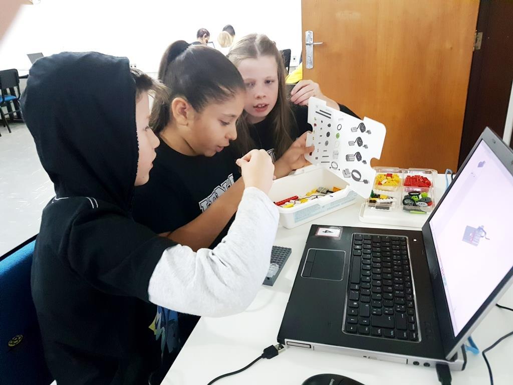 Barco de lego é criado e programado na aula de Programação em Inglês