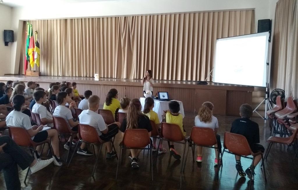 Biomédica palestra sobre estudo das células para estudantes do 5º ano