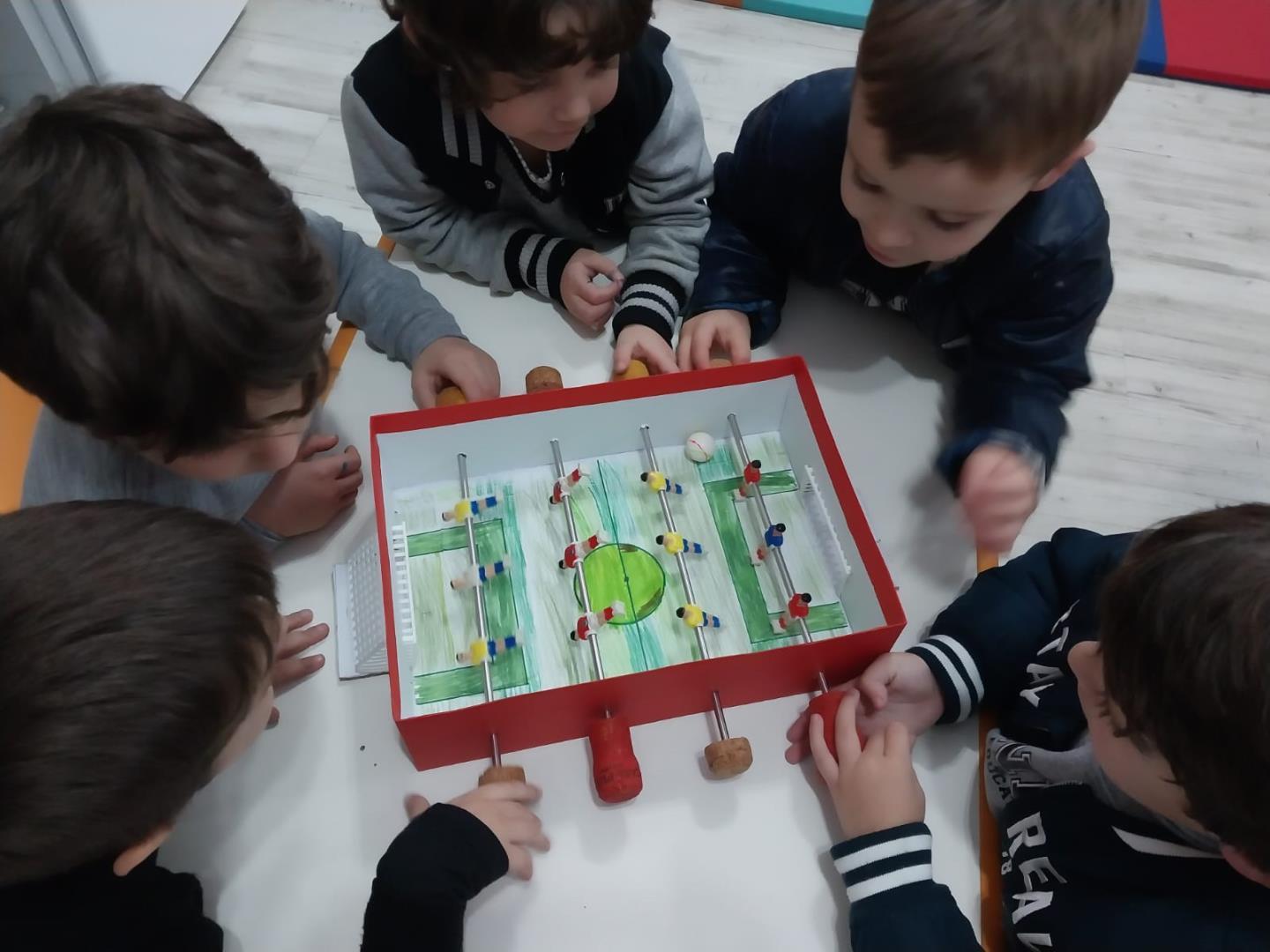 Brinquedo com materiais reciclados é desenvolvido por crianças do Nível 4B da Unidade Oswaldo Cruz