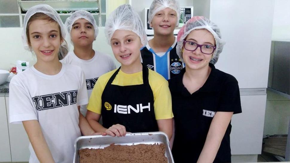 Brownies são preparados por alunos do Currículo Bilíngue a partir de leitura em Inglês 