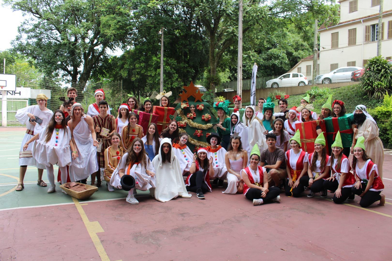 Clima natalino chega na IENH por meio de desfile temático