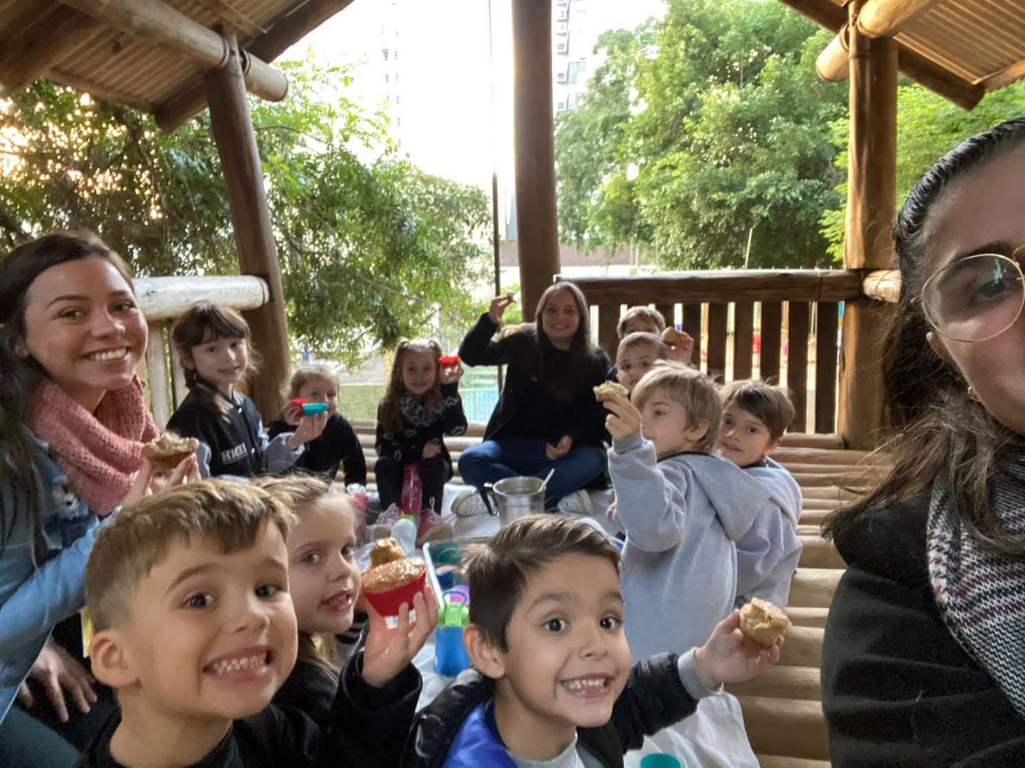 Cooking Class na Educação Infantil: crianças preparam bolo de nozes com frutos encontrados no pátio