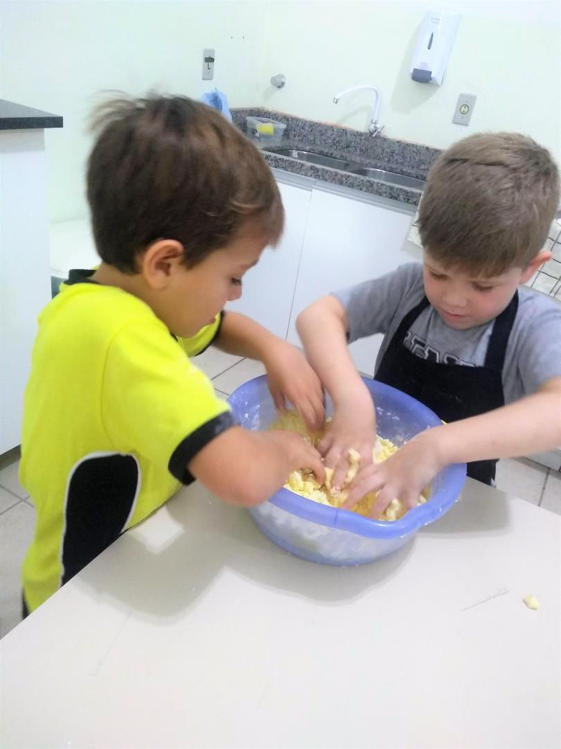 Cooking class para aprender sobre formas geométricas no Currículo Bilíngue da IENH