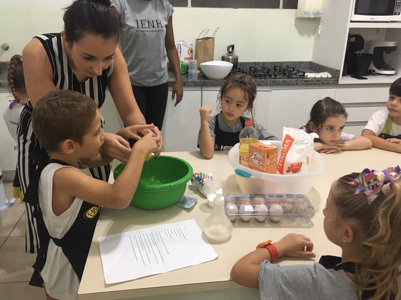 Cooking class trabalha a coletividade com as crianças do Currículo Bilíngue da IENH