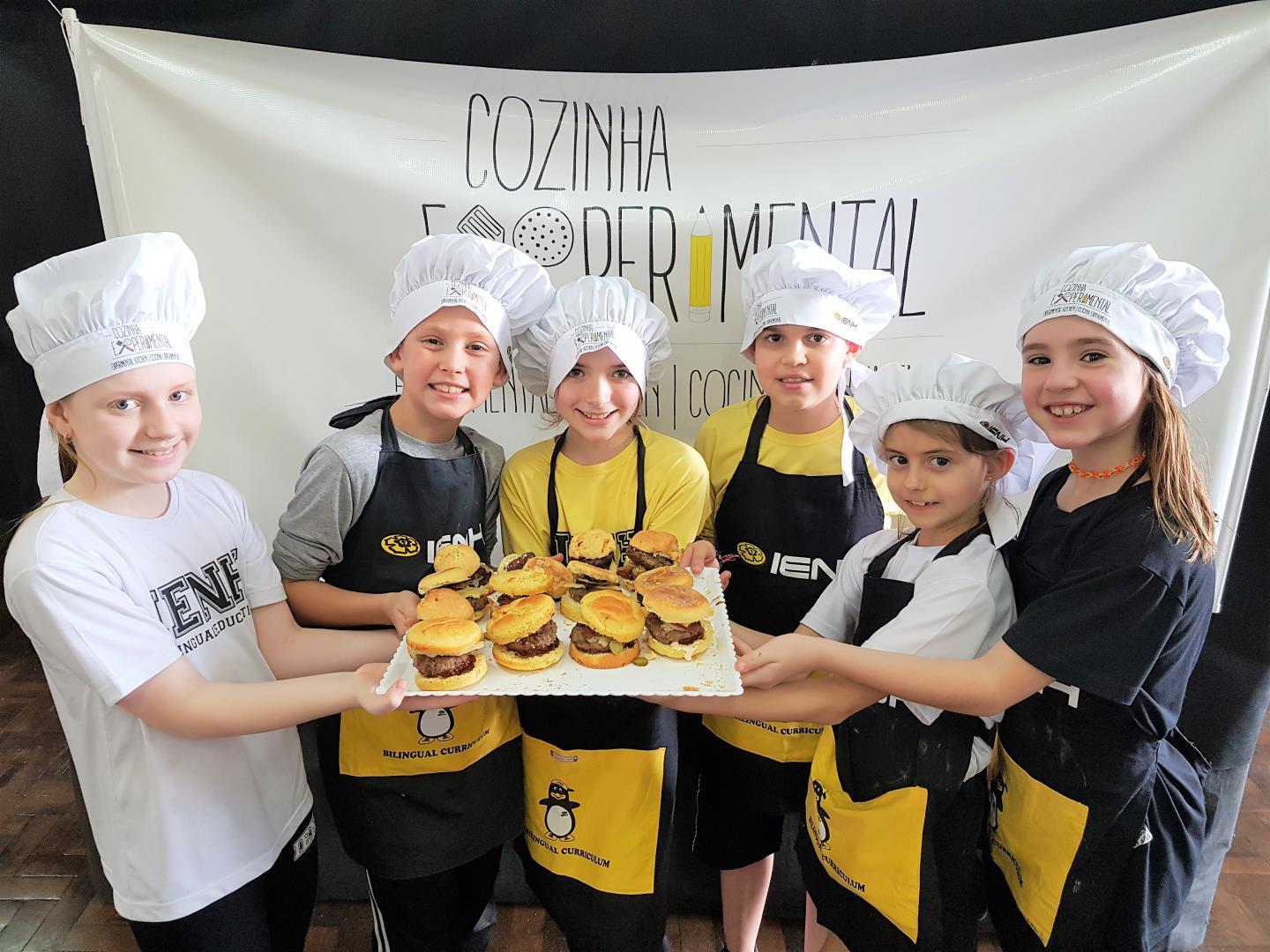 Cozinha Experimental promove conhecimento acerca da culinária mundial na Unidade Oswaldo Cruz Cozinha Experimental promove conhecimento acerca da culinária mundial na Unidade Oswaldo Cruz