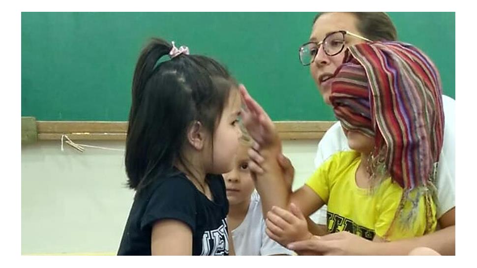 Crianças da Educação Infantil Bilíngue exploram o tato e olfato durante a aula Crianças da Educação Infantil Bilíngue exploram o tato e olfato durante a aula