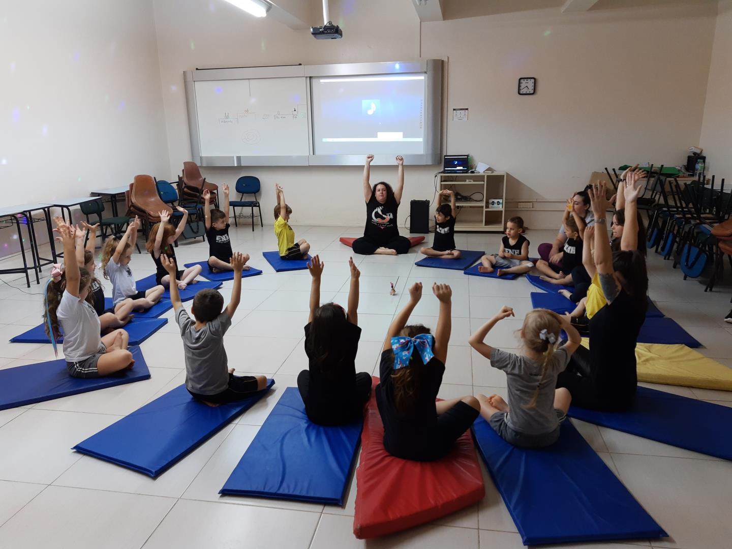 Crianças da Educação Infantil da IENH vivenciam aula de yoga de forma lúdica
