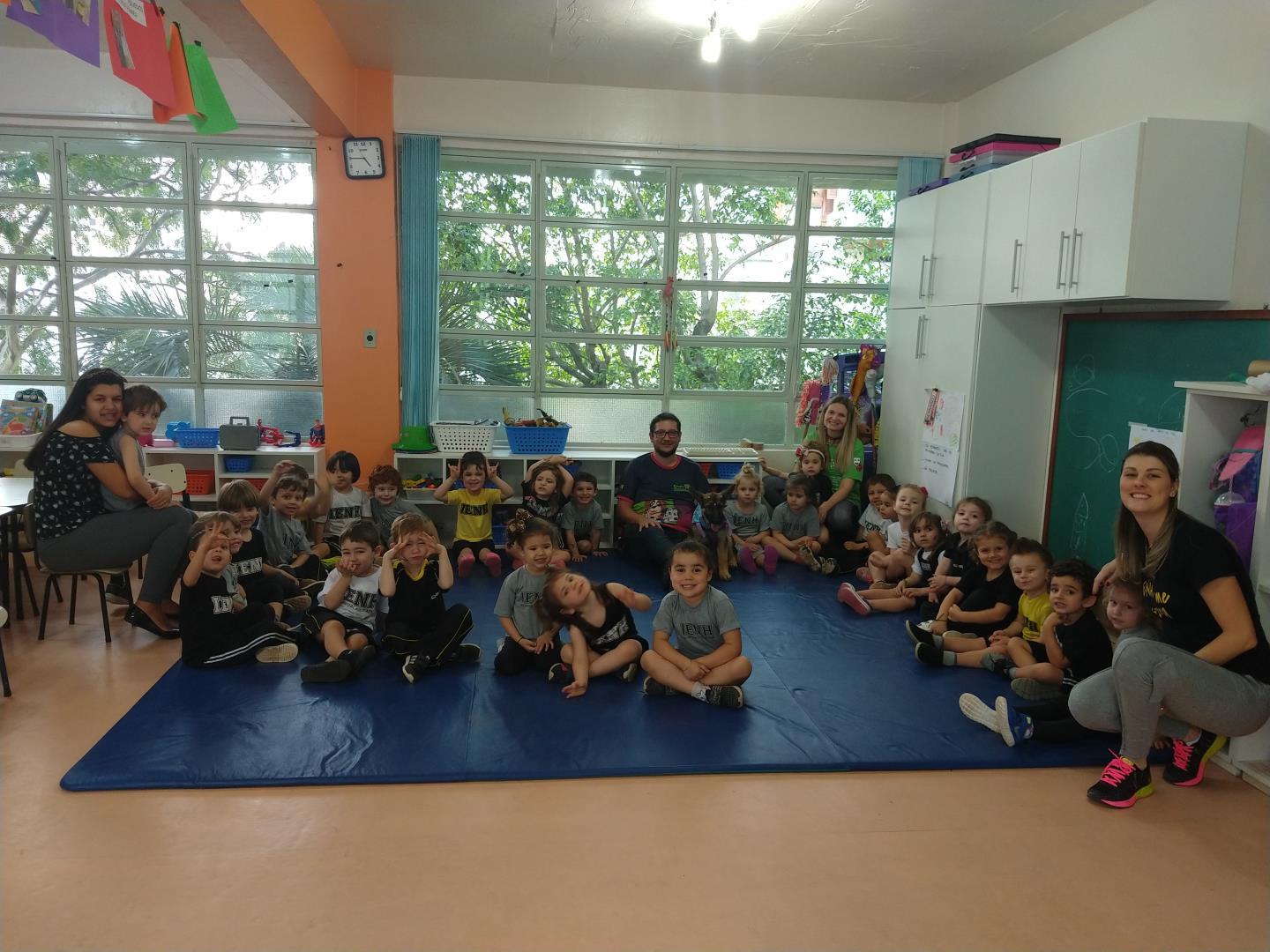 Crianças da IENH interagem com Hope, uma filhote de Pastor Alemão Crianças da IENH interagem com Hope, uma filhote de Pastor Alemão