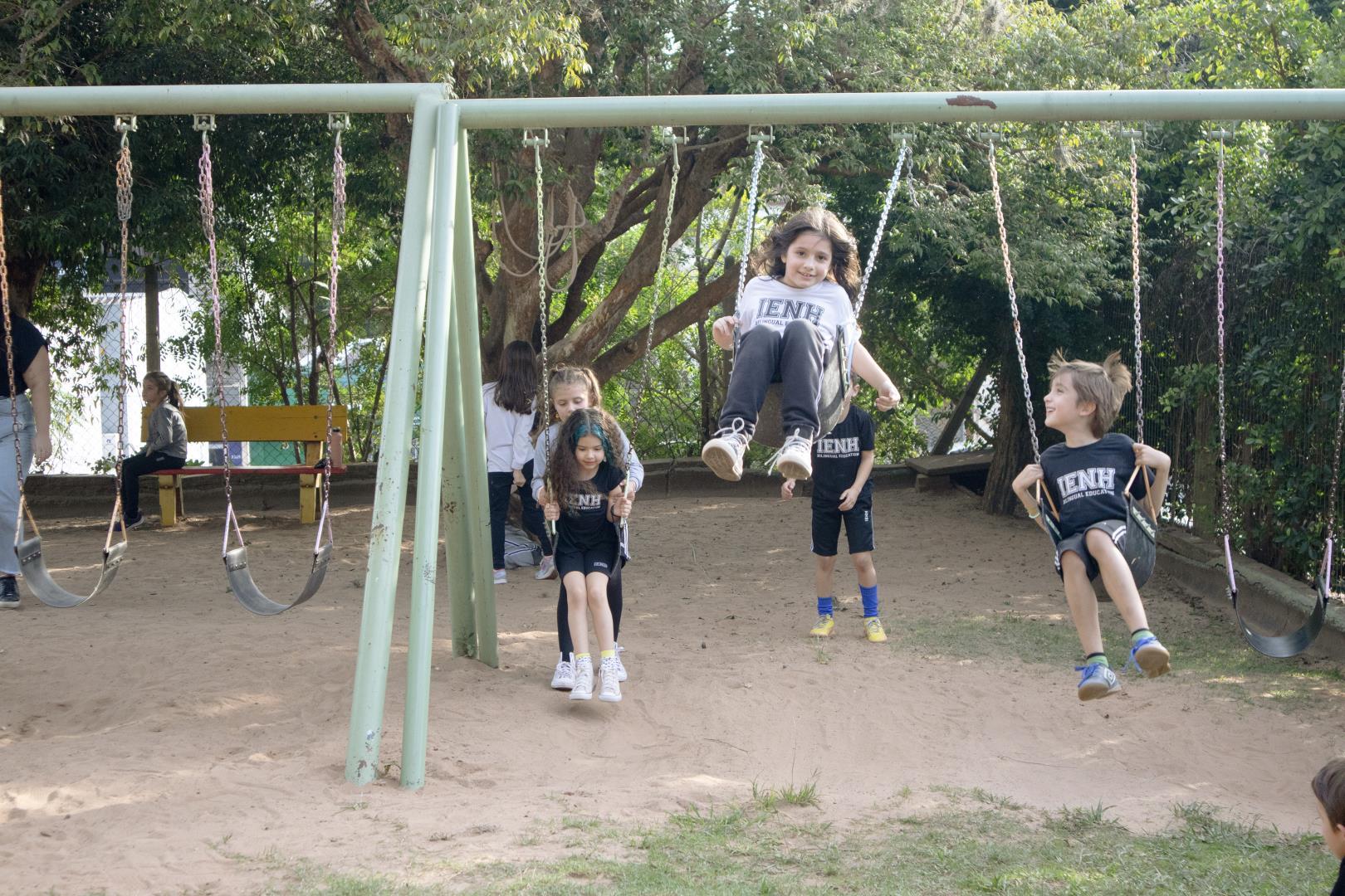 Crianças da Unidade Oswaldo Cruz aproveitam tarde ensolarada para brincar Crianças da Unidade Oswaldo Cruz aproveitam tarde ensolarada para brincar