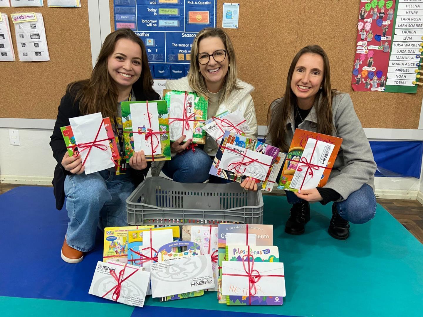 Crianças da Unidade Oswaldo Cruz doam livros para a Escola Paulo Freire