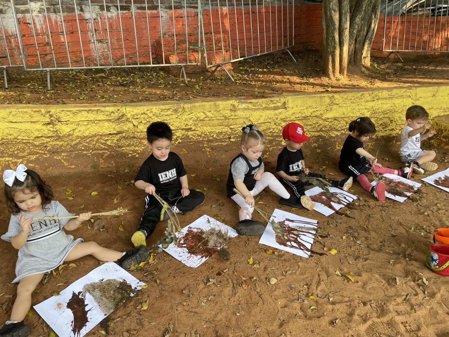 Crianças da Unidade Pindorama criam pincéis e tintas naturais