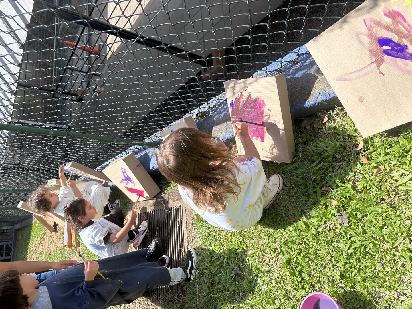 Crianças da Unidade Pindorama se inspiram em Monet para explorar a arte ao ar livre Crianças da Unidade Pindorama se inspiram em Monet para explorar a arte ao ar livre